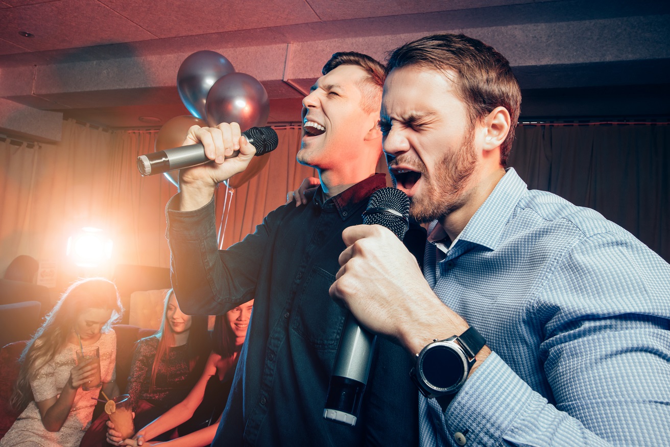 Karaoke in der Privatdisco � 75 Zoll Bildschirm & Mikrofone